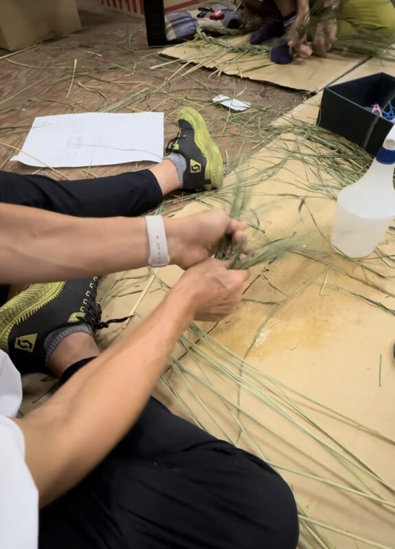 動画で描かれた「父の背中」は、現在の工房の日常風景そのものです。厳しい自然の中で技術を磨き、 世代を超えて受け継がれてきたもの。それが、竹治郎の〆縄です。