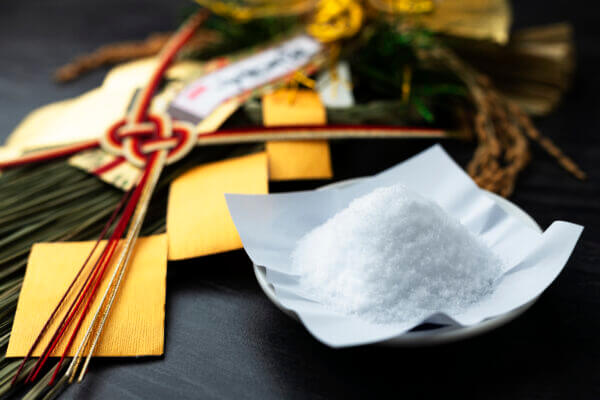 基本は地域のゴミ処理方法にしたがって処分します。その際にはお正月飾りをお塩で清 めた後、新聞紙や大きな紙で包み、出来れば他のゴミとは違う袋にお正月飾りだけ入れ て処分しましょう。