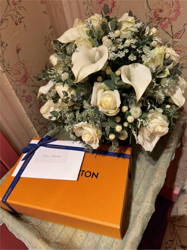 今年のプレゼントは青味がかった
ピンクのウオレットバック
いつも私のために選んでくれる
ルイ•ヴィトン ファミリーの心遣い