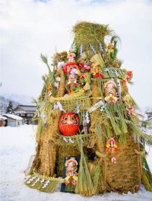 1月7日の松の内を過ぎたらお飾りを外し、左義長（どんど焼き）と呼ばれる火祭りで、歳神様 を天におもどしします。