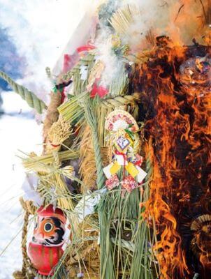 1月7日の松の内を過ぎたらお飾りを外し、左義長（どんど焼き）と呼ばれる火祭りで、歳神様 を天におもどしします。