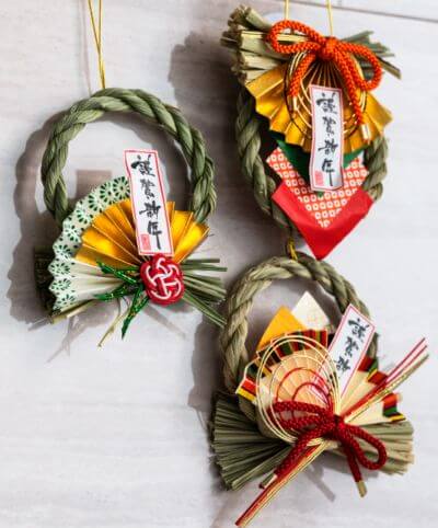 〆縄は神棚に、〆飾りは玄関や室内のドア、日頃お世話になっている所に飾ります。