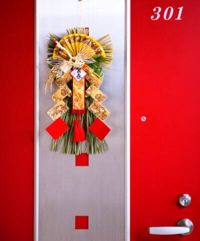 〆縄は神棚に、〆飾りは玄関や室内のドア、日頃お世話になっている所に飾ります。