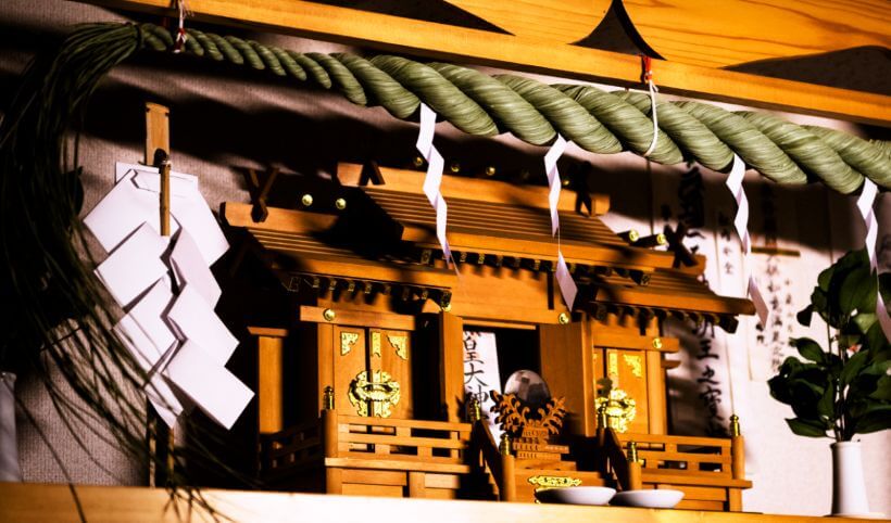 〆縄は神棚に、〆飾りは玄関や室内のドア、日頃お世話になっている所に飾ります。